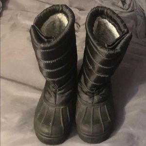 Boys snow boots size 5 Gently Used Once